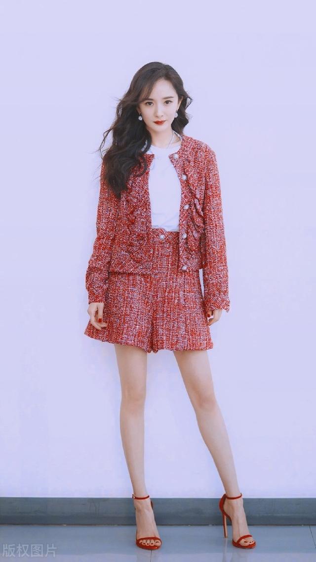 杨幂时尚感可真强,长款西装外套搭配复古百褶裙,凸显优雅知性美