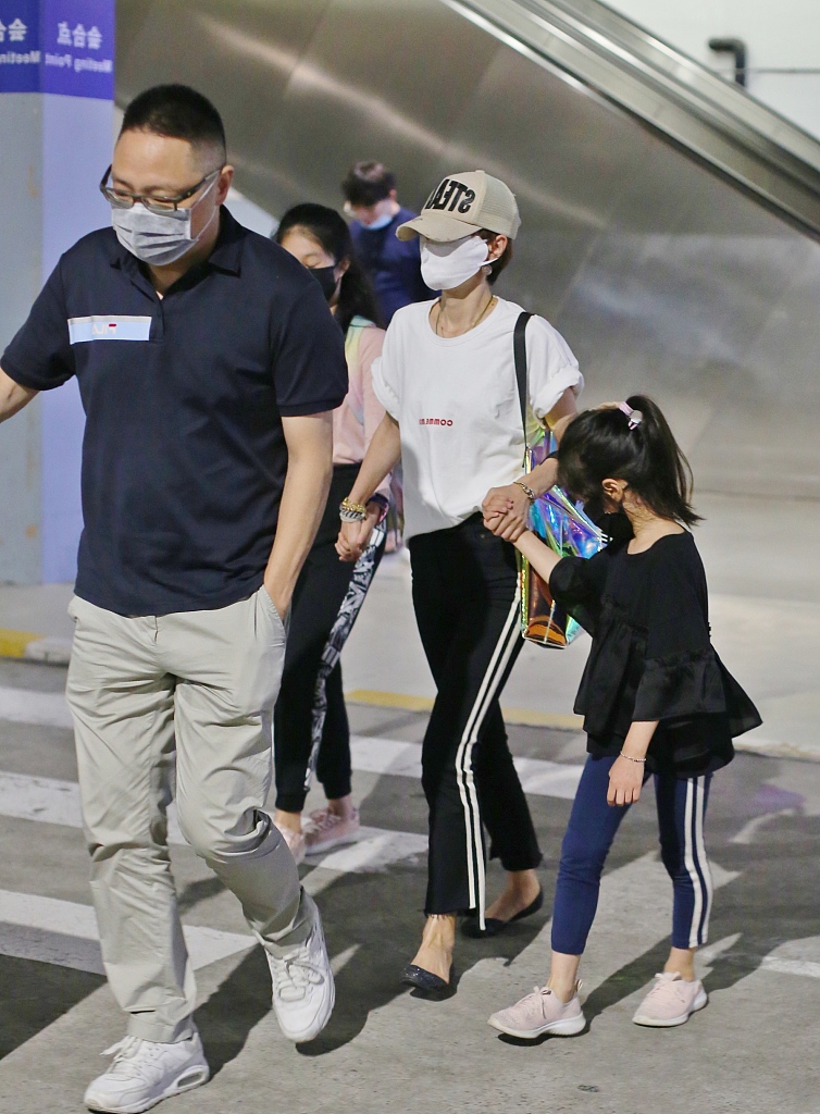 44岁马伊琍牵俩女儿现身,12岁爱马亭亭玉立,小女儿朴素低调