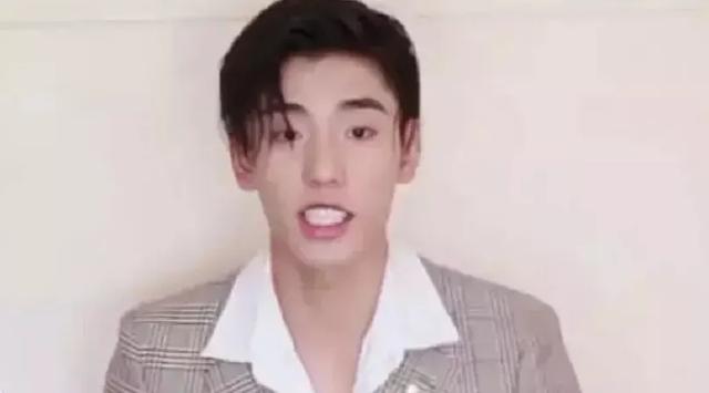 王嘉尔变成牙套脸颧骨外扩太阳穴也凹陷太多明星因此颜值骤降