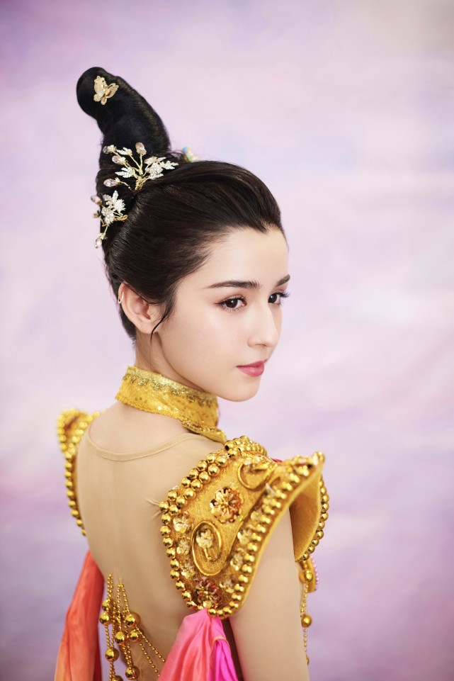 哈妮克孜再跳敦煌舞,一颦一笑让人陶醉,让人怀疑这美真实存在吗