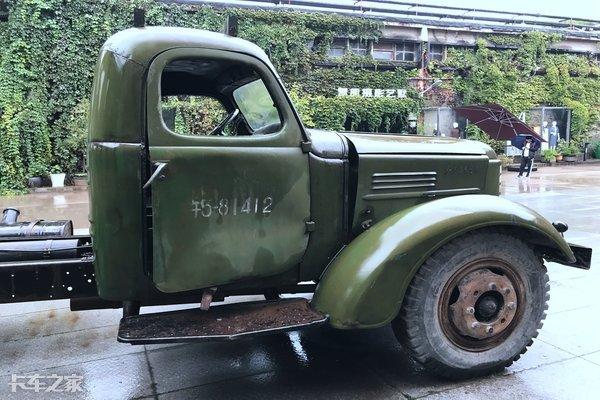 重温经典老解放ca10,百公里油耗28l,估计没几个年轻司机会开-新浪汽车