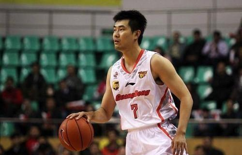 男篮王仕鹏身价过亿,娶研究生娇妻,2岁儿子可人