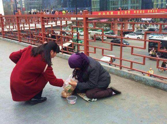 女孩路边看到老奶奶跪地乞讨,就送了她一些吃的,结果却令她气愤