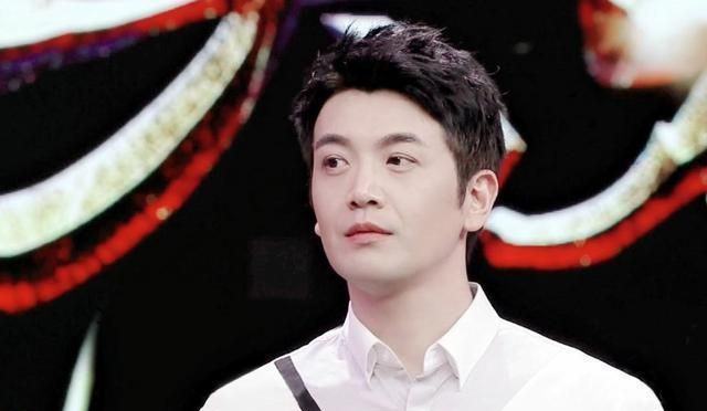 由于身材不如西方人精壮,经常被同学们欺负,为了吓退他们,张智尧摆起