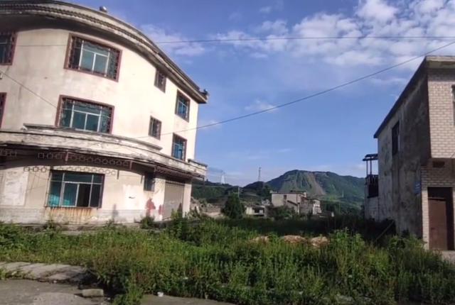 纳雍县普通乡镇地质灾害居民紧急撤离场镇空置多年好凄凉