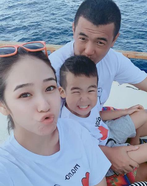 国足名将徐亮,39岁经历三段婚姻,三婚娇妻小8岁,日常总晒娃