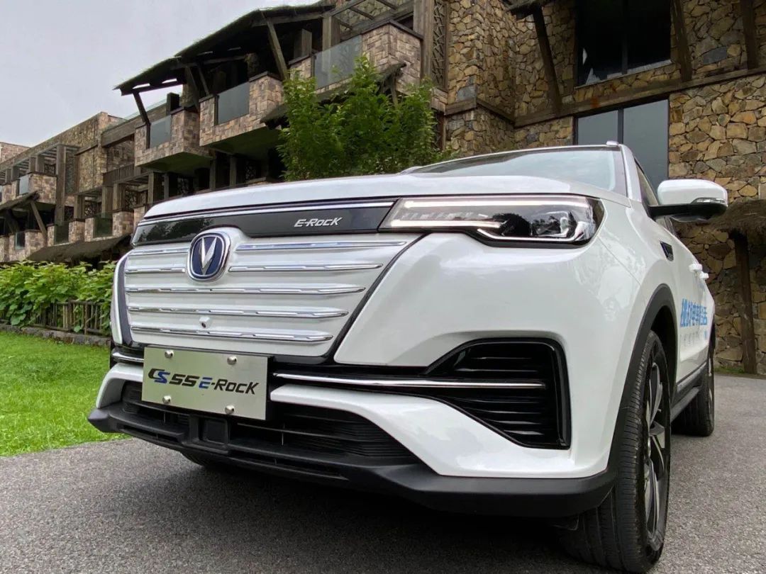 汽车看点 自媒体 正文电动仍能运动,质感超乎想象 新车是基于cs55