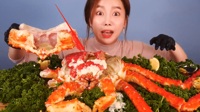 大胃王吃30斤"帝王蟹",以为能大吃一顿,掰开后:没勇气下嘴!