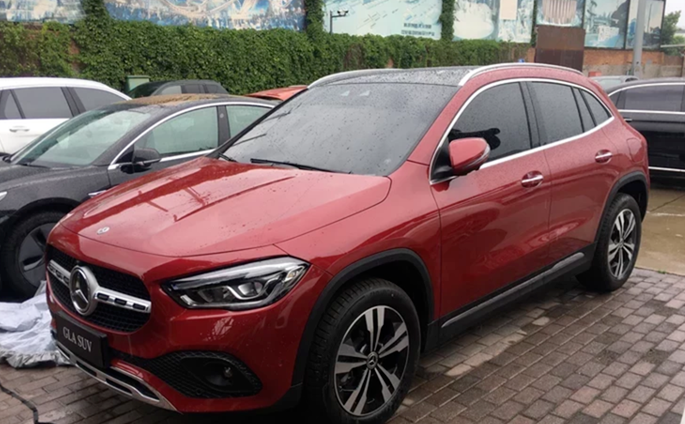 2020款奔驰gla现身,红色涂装很时尚,1.3t轰出163马力,配四驱