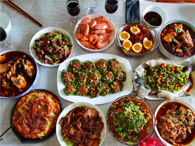 周末回来家陪看望父母,媳妇忙里忙外做一桌子菜,看着真不简单!