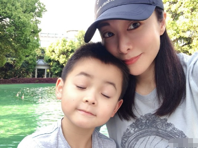 保剑锋一家三口同框喝啤酒不忘耍酷5岁儿子模仿他喝汽水萌翻