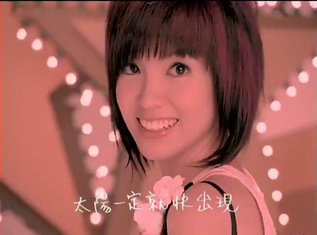 歌手郭美美因一首"不怕不怕"迅速爆火