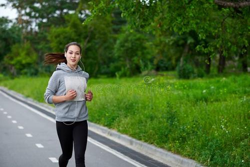 正文            ①我们进行快走运动时,头部不要前倾,保持身体直立.