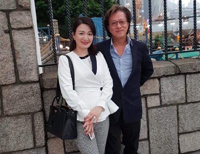 陈少霞与二婚富商老公亮相穿印花旗袍身材饱满阔太气质藏不住