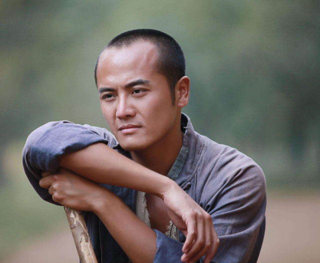 80后演员姬他被张嘉译带红如今39岁成人生赢家