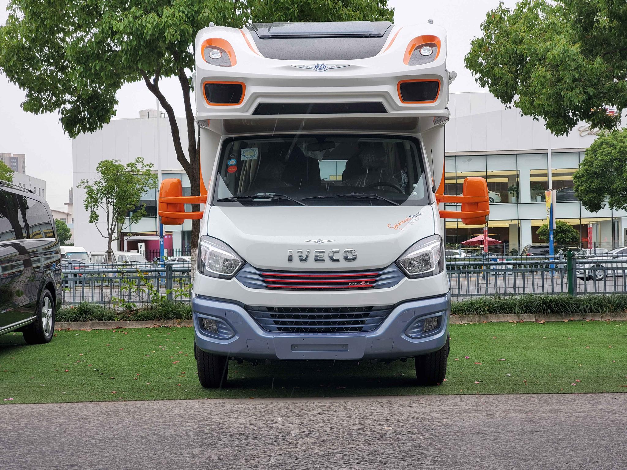 五十多万的国产依维柯双拓展房车温馨舒适