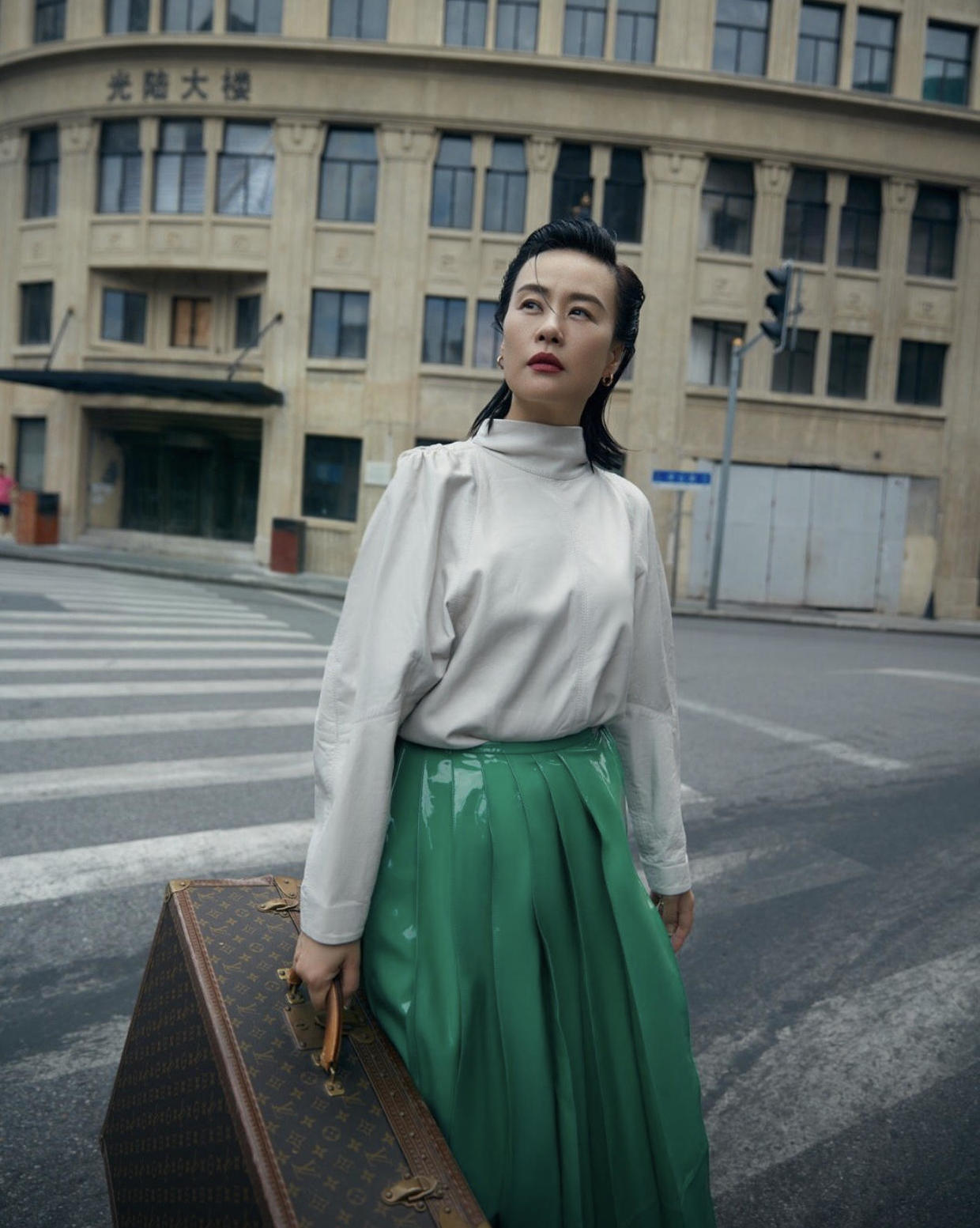 54岁邬君梅气场开挂,身穿抹胸连衣裙精致高贵,高马尾太显气质