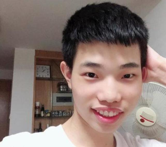 鲨鱼哟深夜户外直播女助理首次露面这颜值完胜大量女主播