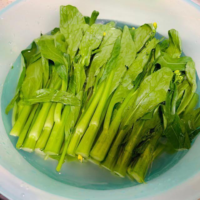 蒜米炒菜心菜心要买嫩点的嫩口的菜心炒出来绿油油鲜香