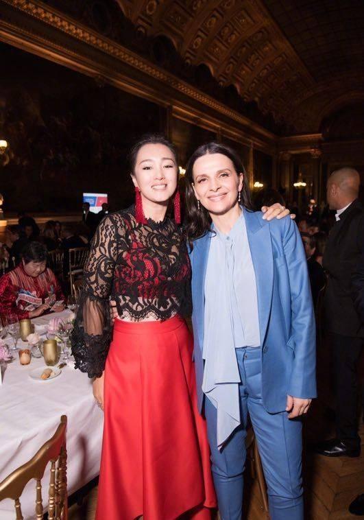 巩俐穿蕾丝散发独特魅力,和人合照气场也不输,真不愧是"巩皇"