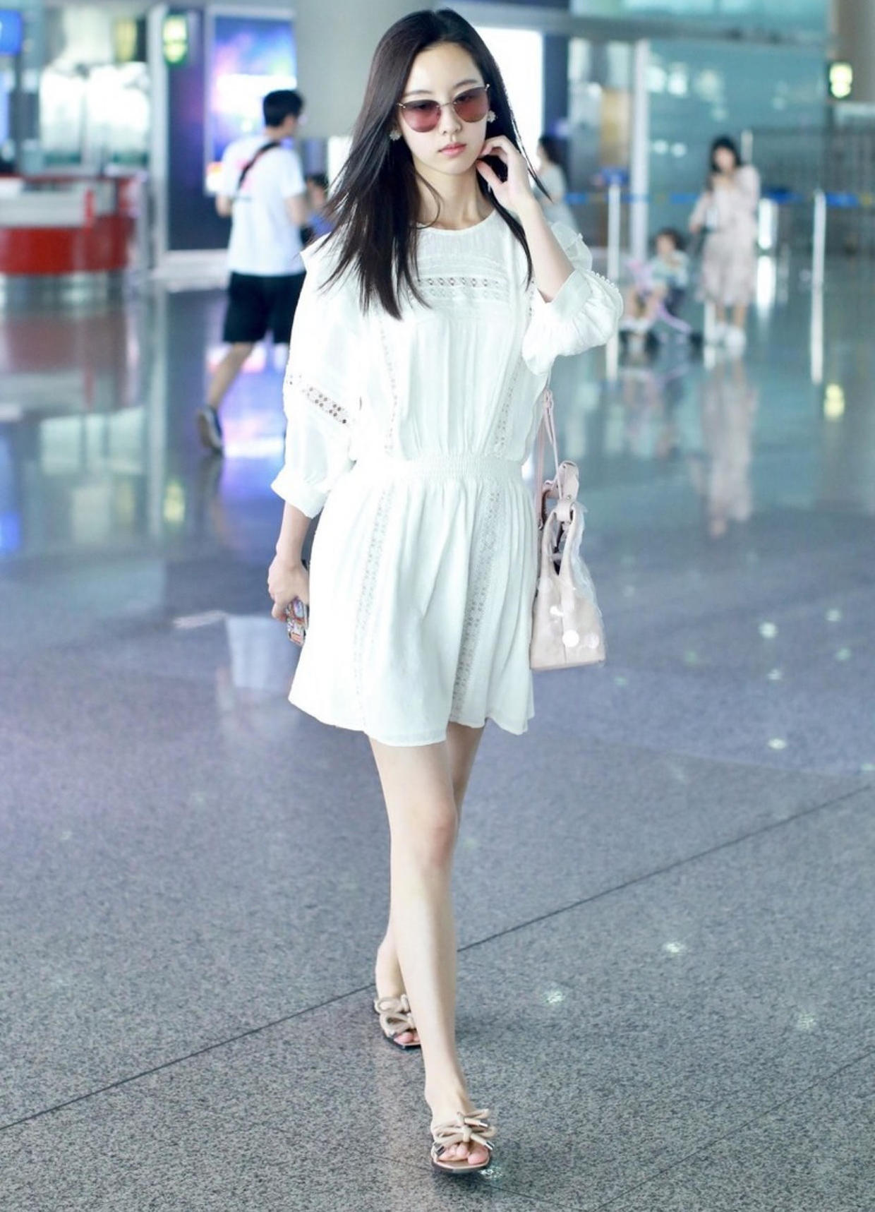 陈都灵真是温柔到极致了!白色连衣裙轻盈飘逸,长发披肩太清纯