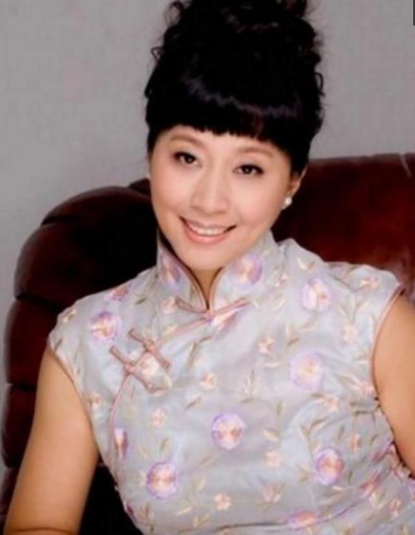 五次登上央视春晚,因丈夫突然离世隐退,今再嫁家庭幸福|黑妹|央视春晚