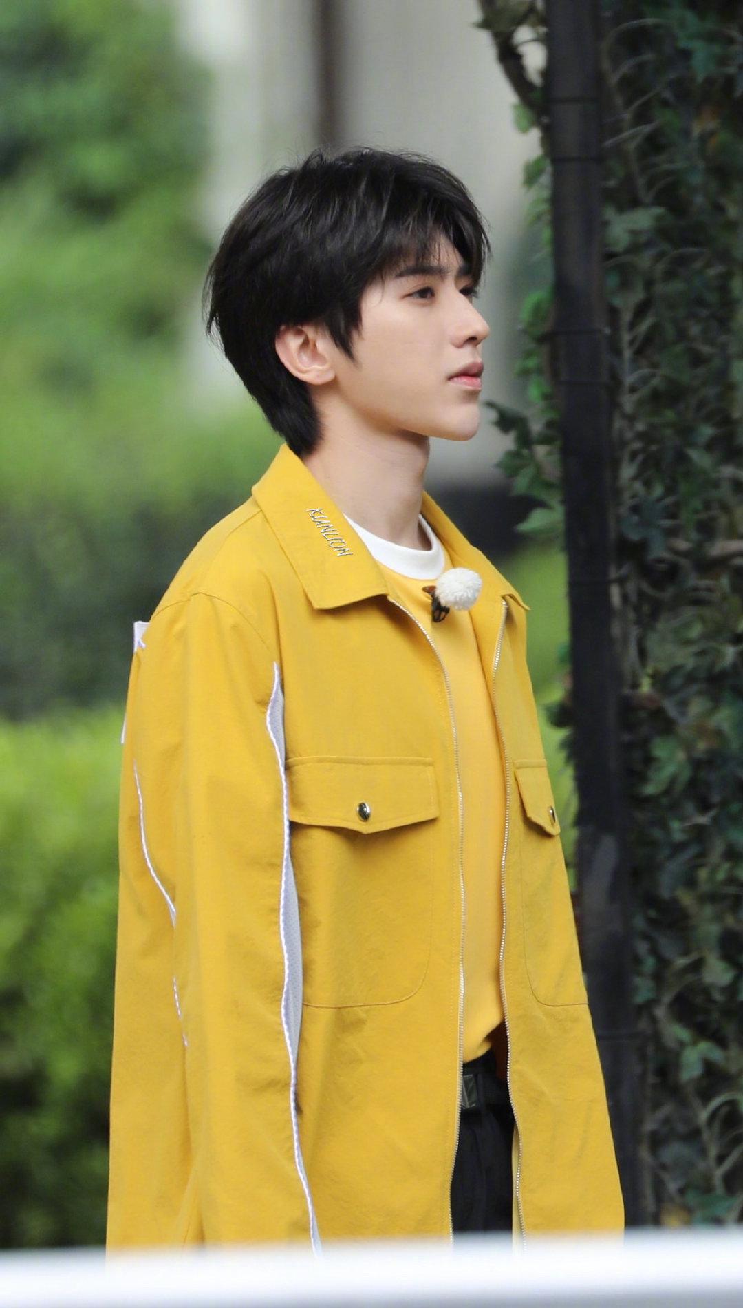 蔡徐坤跑男路透,一身黄色工装服,帅哥该剪头发啦