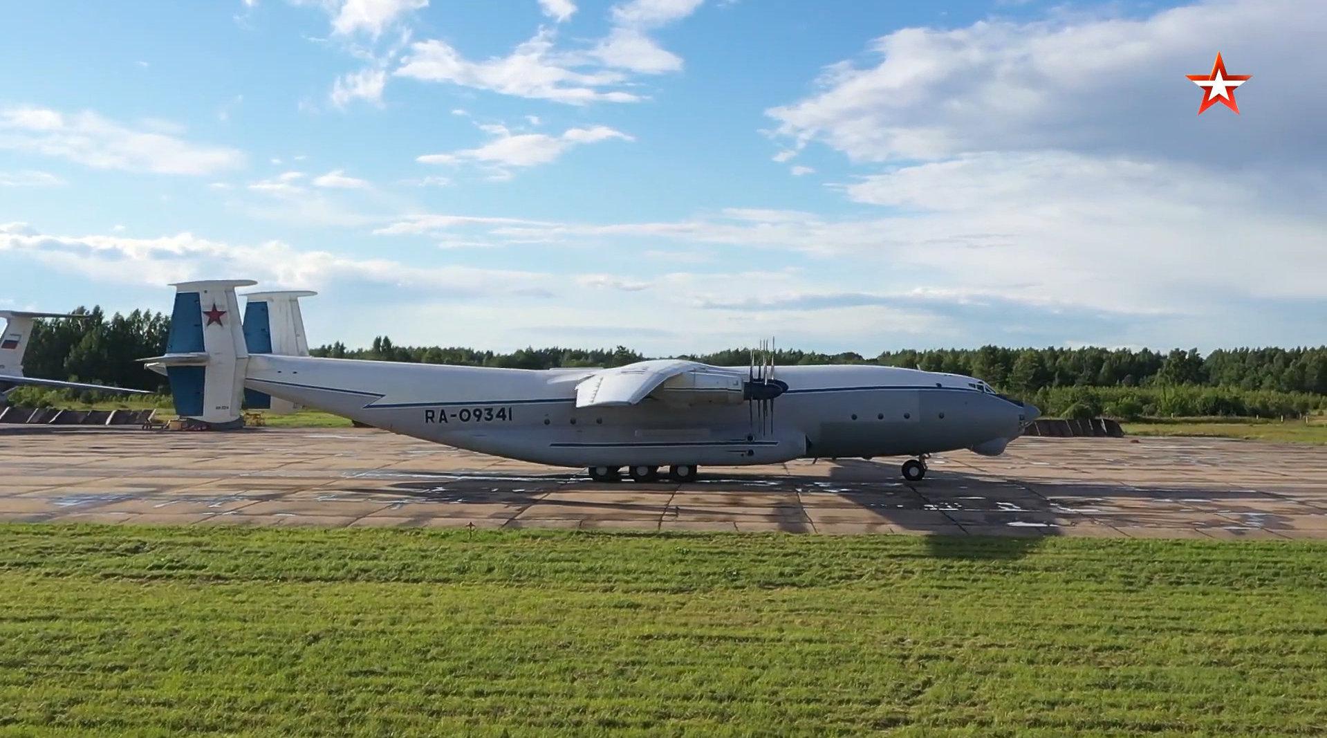 俄罗斯女兵走过红场