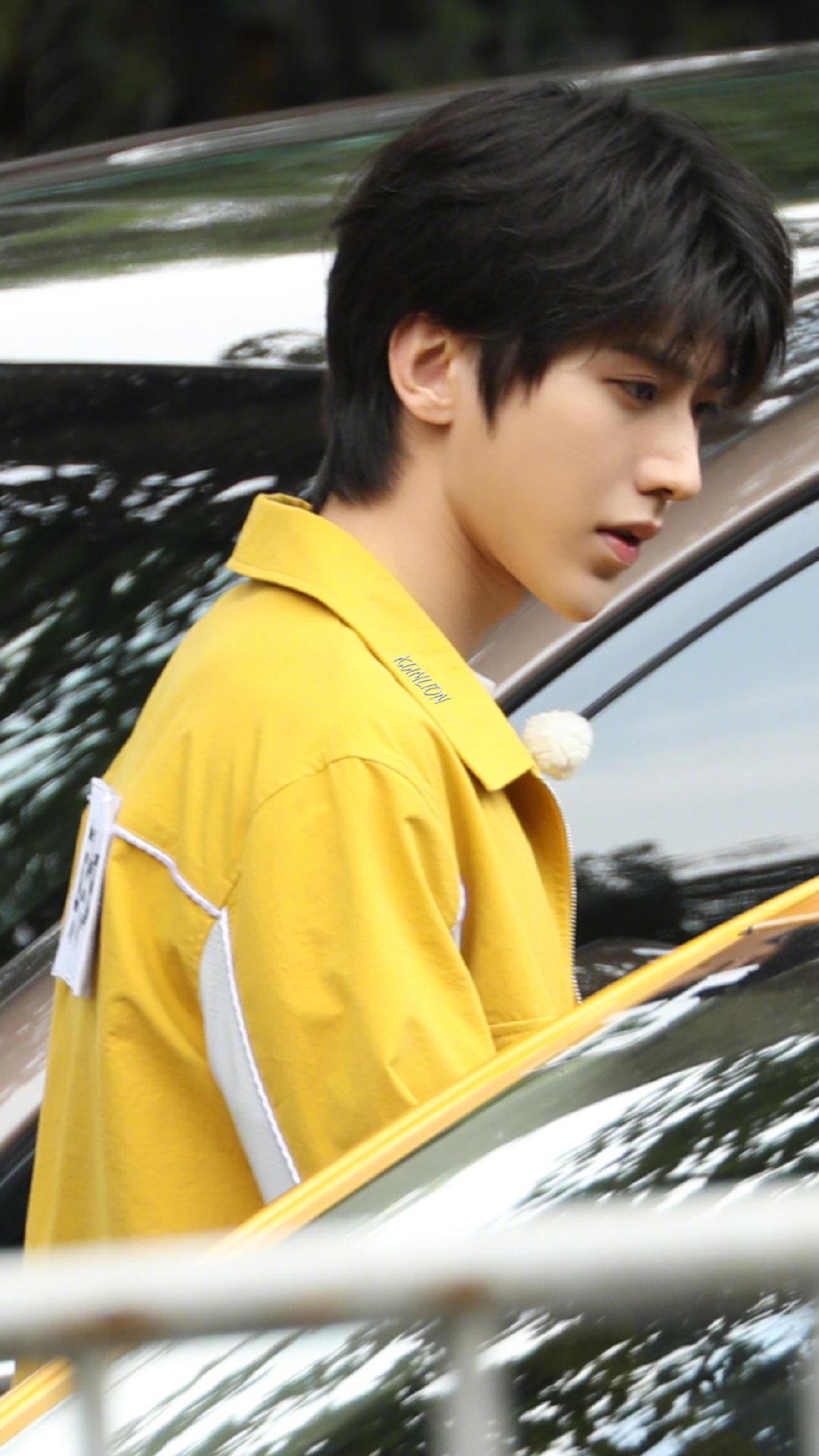 蔡徐坤跑男路透,一身黄色工装服,帅哥该剪头发啦