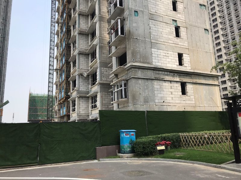 济南一小区已入住却仍在盖楼,业主想减物业费盼了半年没结果