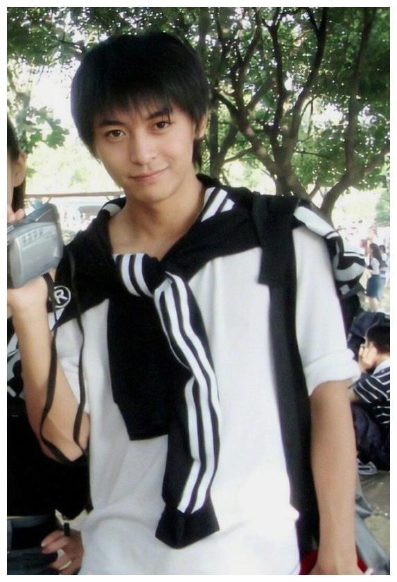 "张益达"李佳航晒年轻时旧照,长相酷似林志颖,自证是颜值帅哥