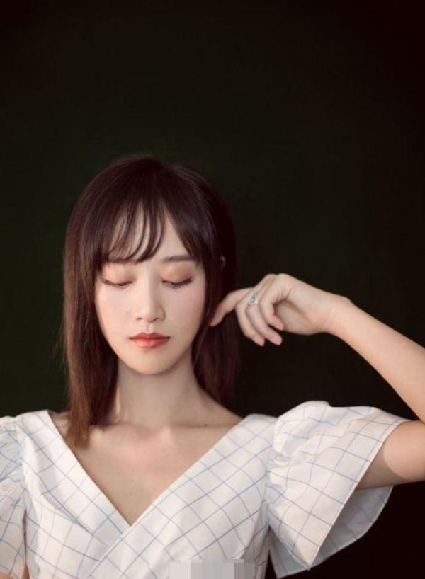 蓝盈莹大学旧照曝光,长发齐刘海气质清纯,侧脸不凸嘴比现在好看