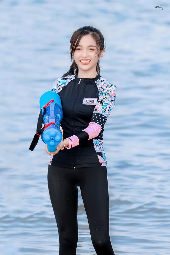 吴宣仪身材的确能打!穿紧身泳衣毫无一丝赘肉,标准衣架子