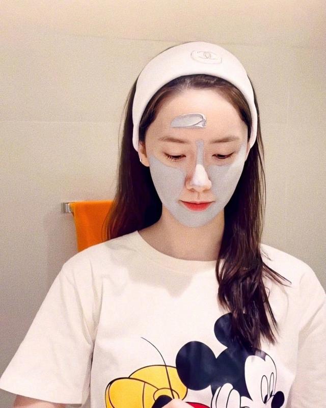 韩国校花级女神林允儿敷面膜照,古灵精怪,俏皮可爱!