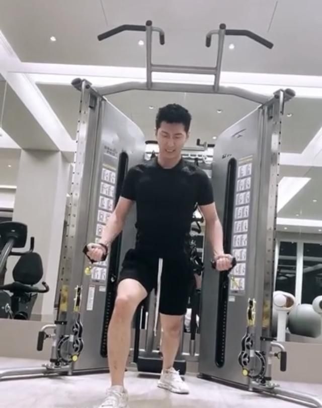 时,何超莲晒出了窦骁健身的美照,从图中我们可以看出窦骁肌肉感十足