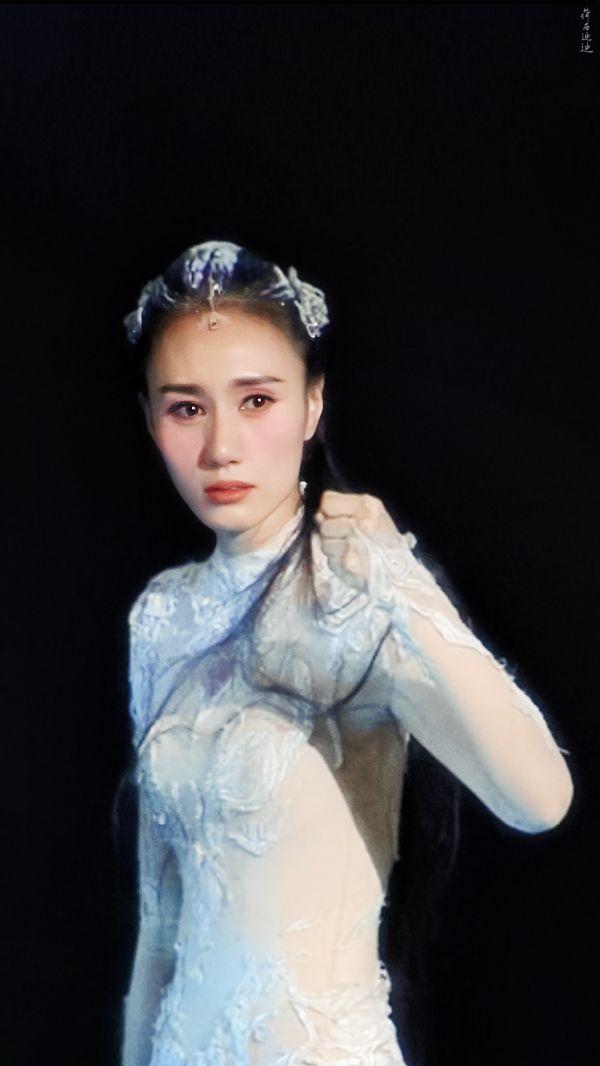 袁泉白色古装造双眼璀璨夺目如清泉身材纤细保养好