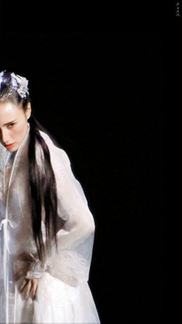 袁泉白色古装造双眼璀璨夺目如清泉身材纤细保养好