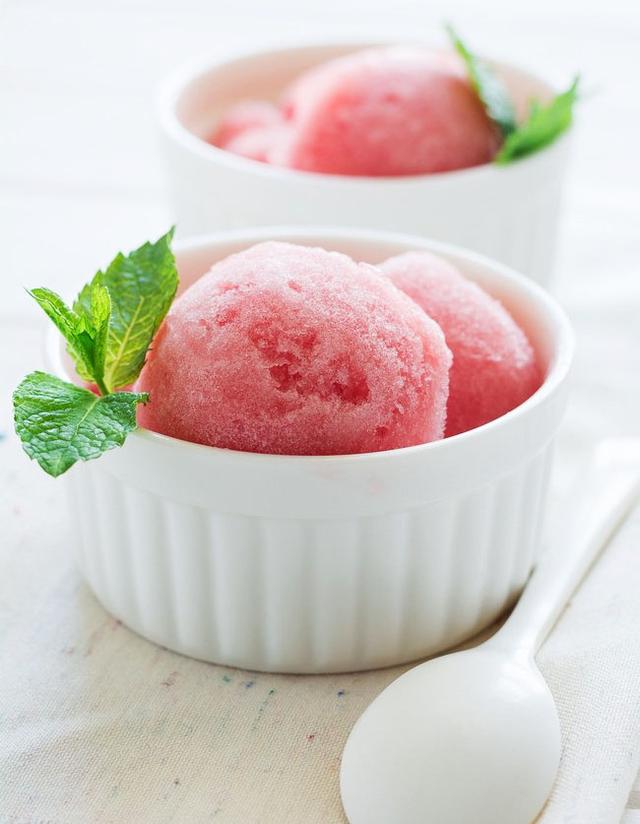 3,冻好的冰球放入杯中,搭配水果,酸奶或者只是简单放入饮料中,怎么都