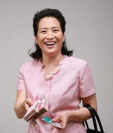 "妈妈专业户"许娣:结婚40年0绯闻,看她老公是谁就明白了