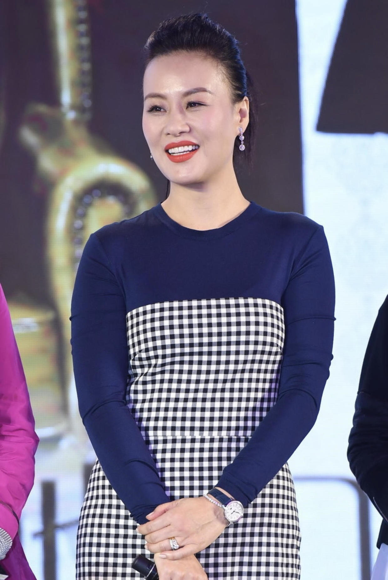 54岁邬君梅气场开挂,身穿抹胸连衣裙精致高贵,高马尾太显气质