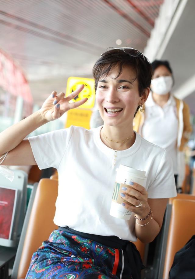 卢靖姗短发气质也柔美,穿围裹印花裙边线明显,看着真有休闲感