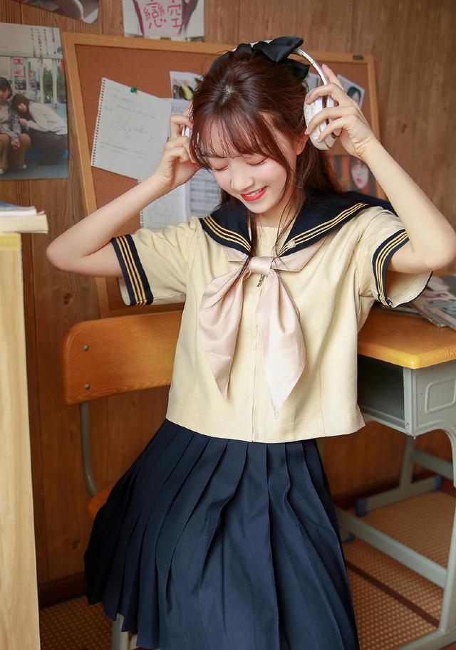 校园女生白皙俏皮写真图片