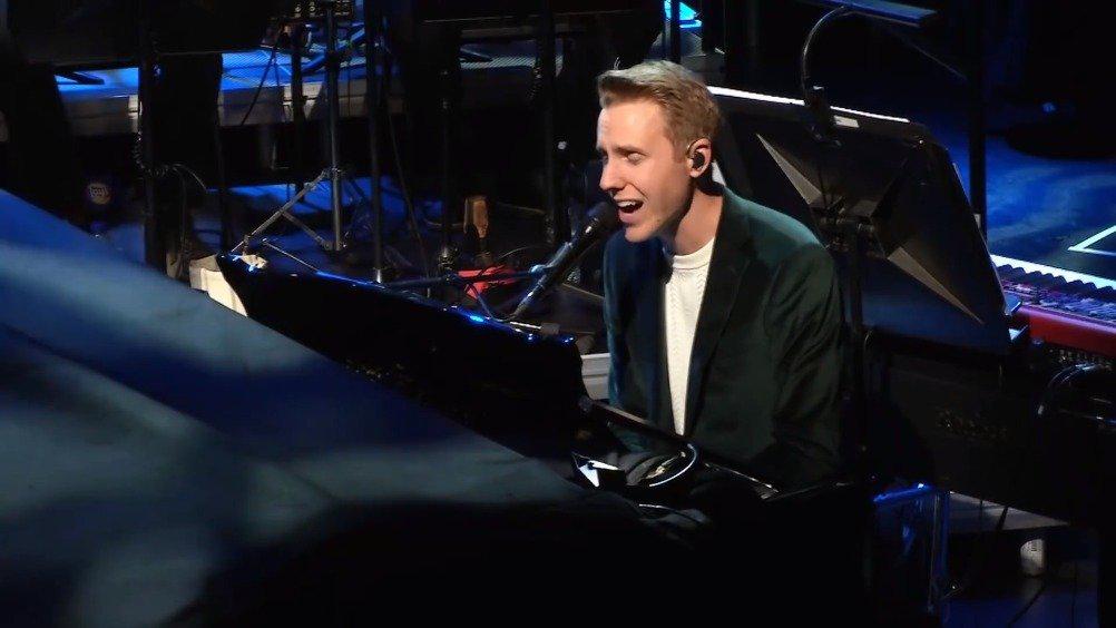 美国音乐人cory wong与歌手cody fry携手格莱美获奖交响爵士乐团m