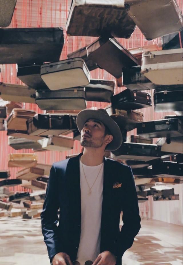 王子异饰演当红明星徐陵,爱慕秦岚饰演的莫向晚,让人心疼