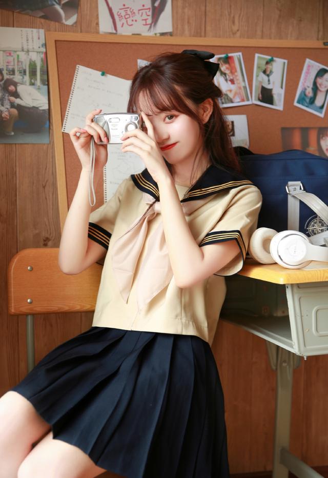 校园女生白皙俏皮写真图片