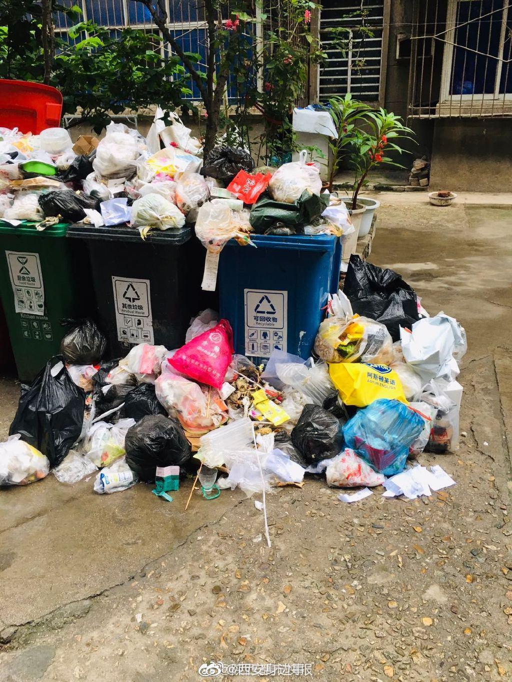 小区垃圾堆积如山无人清理恶臭熏天引居民不满