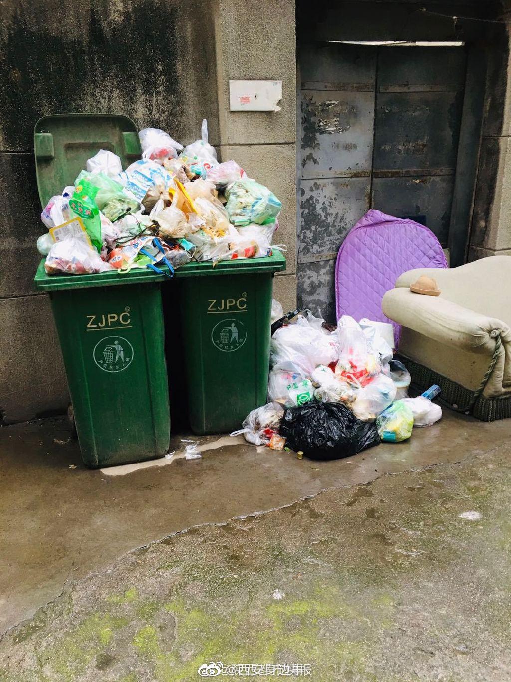 小区垃圾堆积如山无人清理恶臭熏天引居民不满