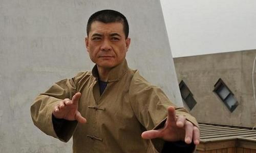 他演十几年抗战剧,收入却不足妻子的十分之一,如今妻子红得发紫