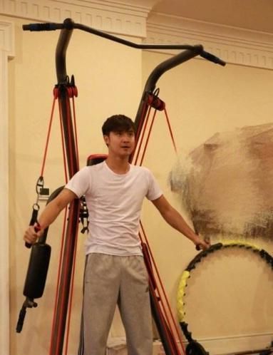 其实不光是田亮,很多退役的运动员都对自己的身材管理有非常严格的