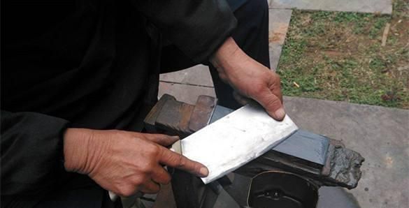 刀压在刀石附近,然后用阴力将滑过刀石大面积研磨,就会产生锋利的菜刀